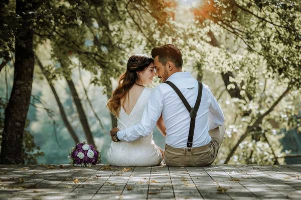 Quelle: pixabay.de / OlcayErtem, https://pixabay.com/de/photos/paar-hochzeit-braut-doppelt-liebe-4615557/, Freie kommerzielle Nutzung Kein Bildnachweis nötig Hochzeitspaar sitzt am Steg und schaut sich an