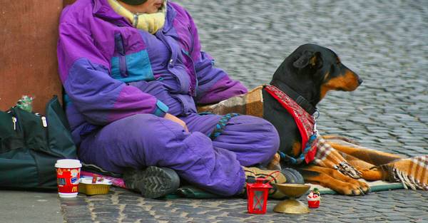 Quelle: HGVorndran / fundus-medien.de, Fundus, redaktionell frei verwendbar, 10458 Eien Person sitzt mit ihrem Hund und wenigen Besitztümern am Straßenrand und hofft auf Almosen.