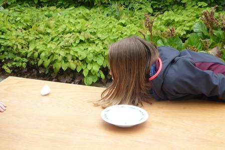 Kind macht Pustespiel